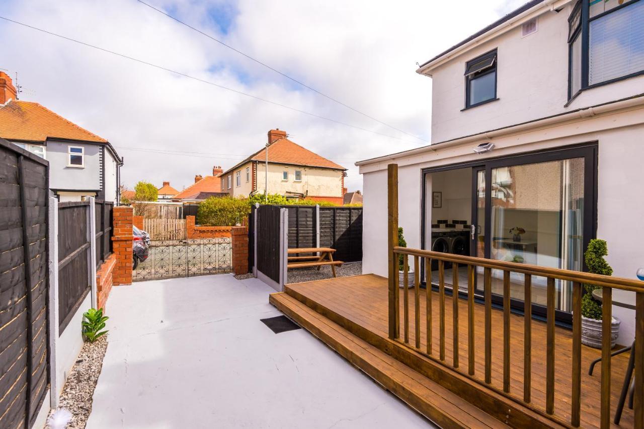Only Family Groups - Pets Stay For Free - Sleeps 8 - Sofabed Blackpool Exterior photo