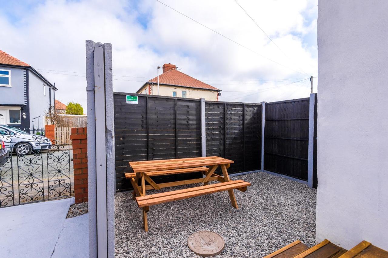 Only Family Groups - Pets Stay For Free - Sleeps 8 - Sofabed Blackpool Exterior photo