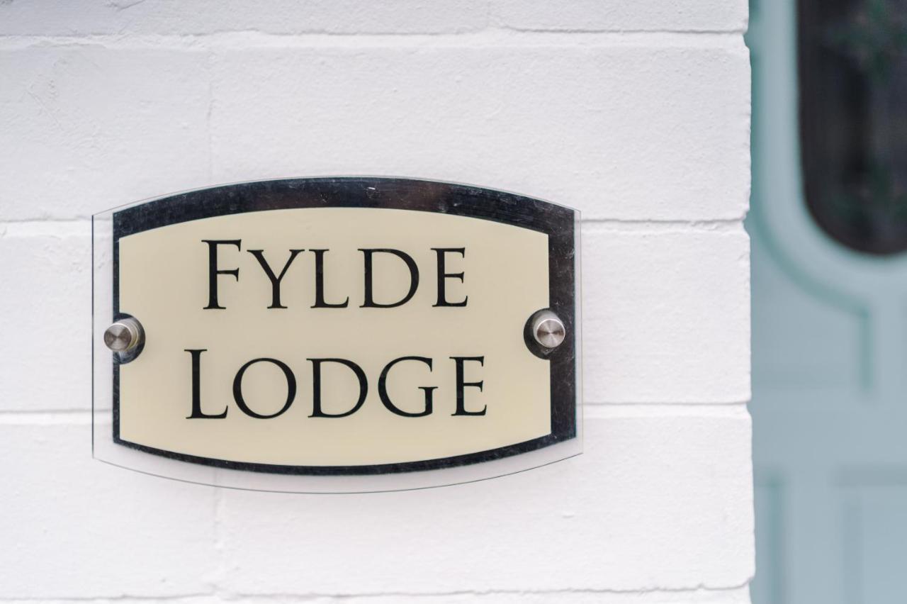 Only Family Groups - Pets Stay For Free - Sleeps 8 - Sofabed Blackpool Exterior photo